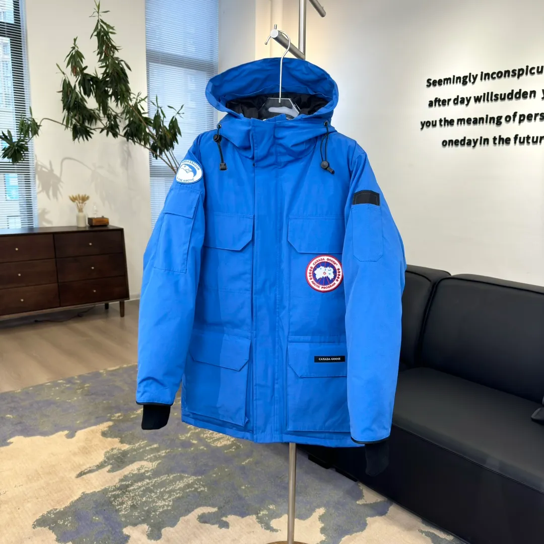 P800 Beichen White / 2008 Expedition Parka 4660M Product color: black, off-white, red, sand pink, sky blue, graphite gray, Beichen white, navy, sky blue, gray camouflage gray black label Product size: XS, S, M, L, XL, XXL Expedition was originally a parka designed for scientists at the McMurdo Research Station in Antarctica. Whether your next journey takes you into the frozen urban jungle or across uncharted ice fields, wear Canada Goose's Expedition Parka and get proven results year after year in Antarctica by the National Science Foundation's Center for Polar Research.  Material list: 1⃣ Uses Y-shaped Velcro imported from Taiwan (exclusive in the market) 2⃣ Uses 18-count polyester-cotton blended fabric imported from South Korea (authentic synchronized fabric) 3⃣ National standard 80% white duck down, (zp uses 80% white duck down/90% of all boasts are fake) 4⃣ Western Canadian coyote hair (non-market dyed fox hair filled with wolf hair) Material analysis characteristics: 1⃣ The original/polyester-cotton fabric has a high polyester fiber content, and the polyester-cotton fabric has high heat and light resistance and good stability. It has bright colors, high fiber strength, durability, light resistance, heat resistance, and straightness. 2⃣ As we all know, the original version uses 80% white duck down. The fill power refers to the cubic inches of volume occupied by each ounce (30 grams) of down under certain conditions. If one ounce of down occupies 500 cubic inches, the fill power of the down is 500. So we can simply understand it as: fill power is the volume of down, and the volume of down is fill power. The higher the fill power of down, it means that under the same filling amount, down can fix a larger volume of air layer to keep warm and insulate, so the warmth retention of down is better. 3⃣ Western Canadian coyote hair, "large range of selected neck hair" is soft and fluffy, each wolf hair is 60-63 long / 14-16 wide at the peak, this width + preferred parts. It is basically unmatched by the same industry